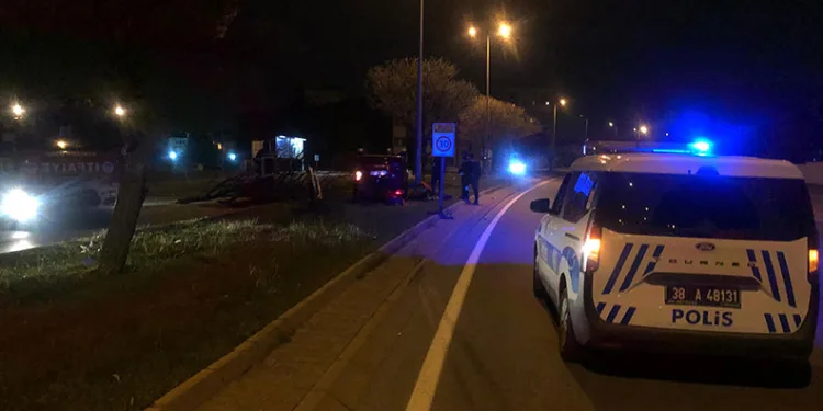Kayseri’de otomobil ağaçlara çarpıp ters döndü