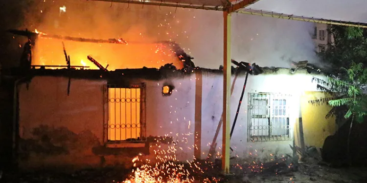 Gecekondu alev alev yandı, mahalleli kediler için ağladı