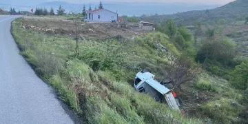 Kontrolden çıkan kamyonet şarampole yuvarlandı sürücüsü yaralandı