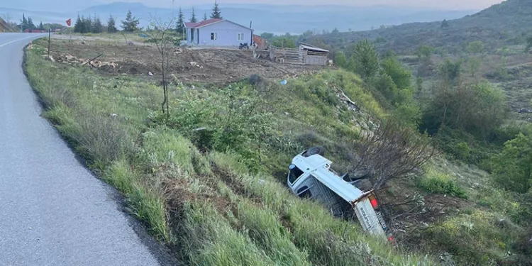 Kontrolden çıkan kamyonet şarampole yuvarlandı sürücüsü yaralandı