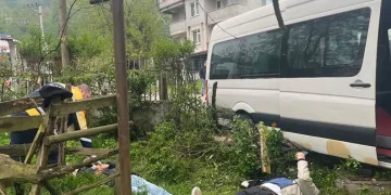 Düzce’de işçi servisi ağaca çarptı, 8 kişi yaralandı