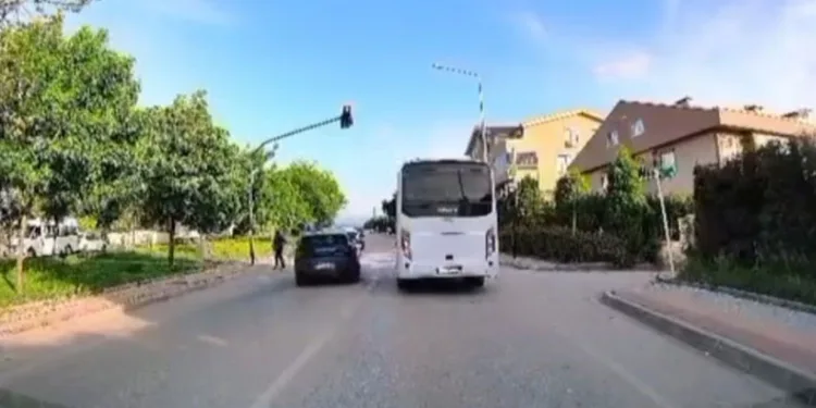 Bursa trafiğinde tehlikeli anlar kameralara yansıdı