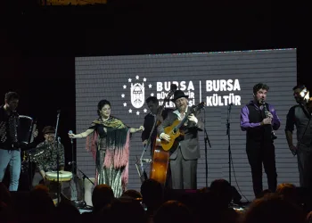Bursa’da Barcelona Gıpsy Balkan Orkestrası sahne aldı