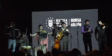 Bursa’da Barcelona Gıpsy Balkan Orkestrası sahne aldı