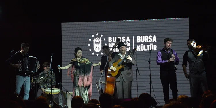 Bursa’da Barcelona Gıpsy Balkan Orkestrası sahne aldı