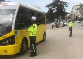 Yenişehir’de Trafik Haftası Etkinliği: Emniyet ve Jandarma Ekiplerinden Broşür Dağıtımı