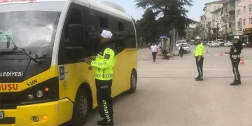 Yenişehir’de Trafik Haftası Etkinliği: Emniyet ve Jandarma Ekiplerinden Broşür Dağıtımı