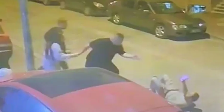 Taşkınlık yapan alkollü komşusunu tek yumrukla yere serdi