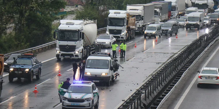 Anadolu Otoyolu Sakarya geçişinde 4 saatte 7 ayrı kaza meydana geldi