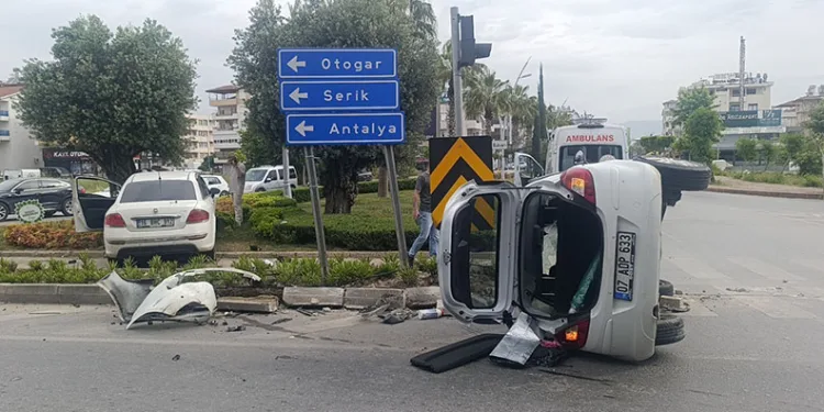 Devrilen araçtan yara almadan çıktılar