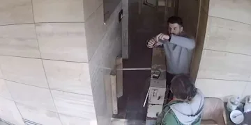 Tuvalette bulduğu altın dolu keseyi polise teslim etti