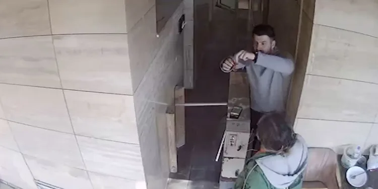 Tuvalette bulduğu altın dolu keseyi polise teslim etti