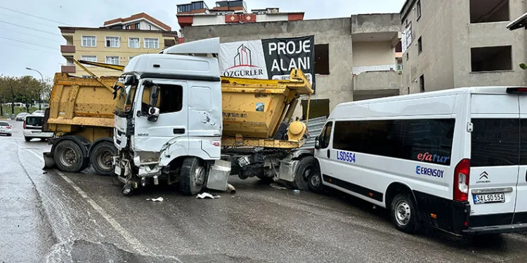 Pendik’te kontrolden çıkan hafriyat kamyonu dehşet saçtı