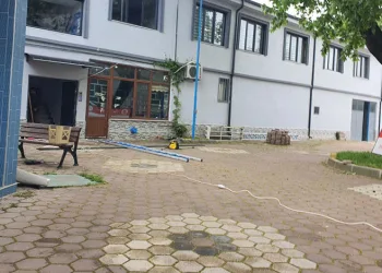 Bursa’da tabela takarken düşen din görevlisi yaralandı