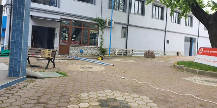 Bursa’da tabela takarken düşen din görevlisi yaralandı