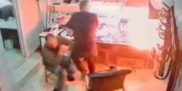 Cep telefonu bataryası patladı