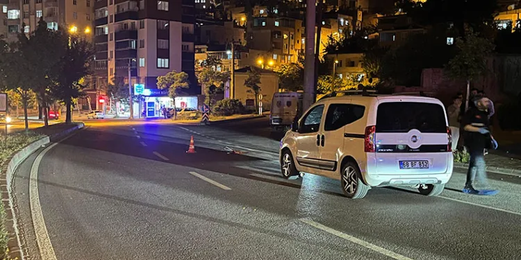 Hafif ticari araç anne ve kızına çarptı