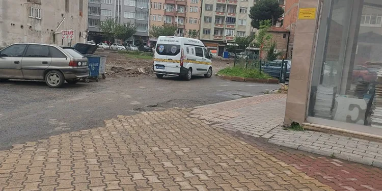 Yalnız yaşayan kadın 4. kattan düştü