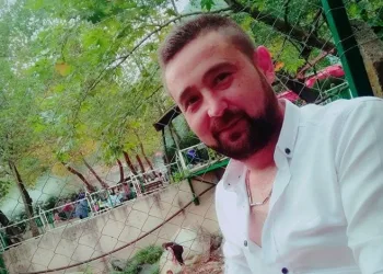 Motosiklet, park halindeki 10 tonluk iş makinesine çarptı: 2 yaralı