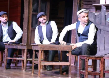 Komşu Köyün Delisi tiyatro gösterisinin galası yapıldı