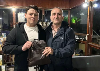 Bursa’da esnaf altın dolu çantayı sahibine teslim etti