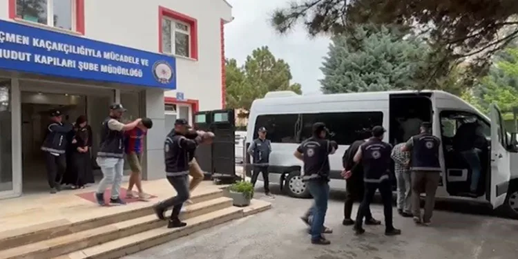Göçmen kaçakçılığı organizatörlerine operasyon: 8 tutuklama