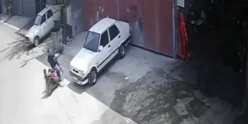 Kontrolden çıkan şarjlı bisiklet demir kapıya çarparak durdu