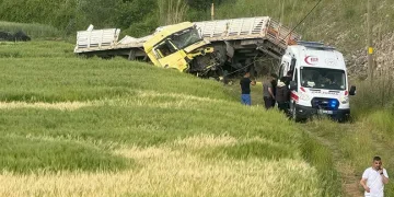 Batman’da TIR şarampole yuvarlandı: 2 ağır yaralı