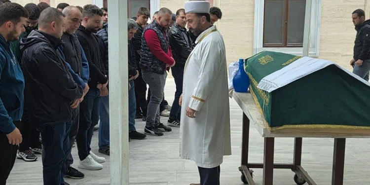 Motosiklet kazasında ölen eski futbolcu toprağa verildi