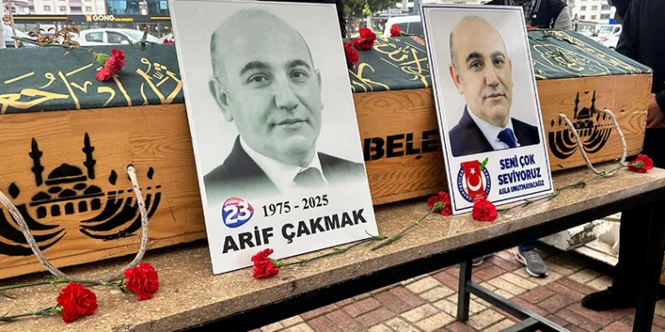Gazeteci Arif Çakmak son yolculuğuna uğurlandı