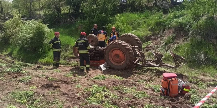 Devrilen traktörün altında hayatını kaybetti