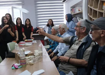 Huzurevi sakinleri ile liseli gençler bir araya geldi