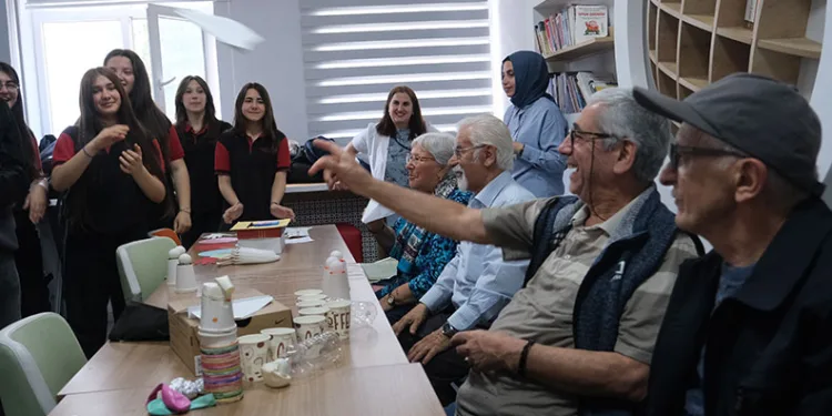 Huzurevi sakinleri ile liseli gençler bir araya geldi