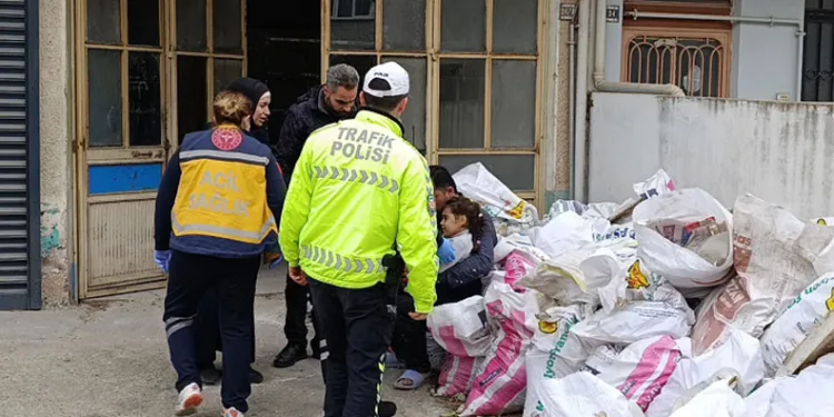 Bursa’da 1. kattan düşen çocuğu moloz çuvalları korudu