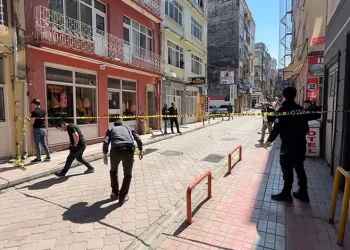 Ablasını kaçıran genci göğsünden vurarak öldürdü