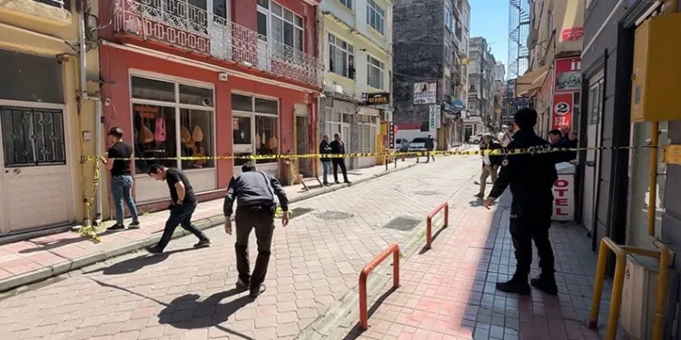 Ablasını kaçıran genci göğsünden vurarak öldürdü