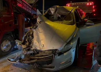Bursa’da otomobil kamyona çarptı: 2 yaralı