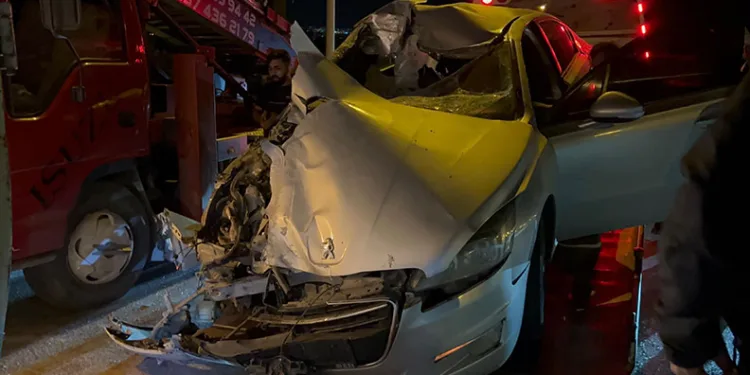 Bursa’da otomobil kamyona çarptı: 2 yaralı