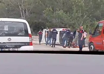 Bursa’da kontrolden çıkan otomobil takla attı