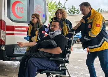 İnegöl’de yağışta kayan otomobil kamyona çarptı: 1 yaralı