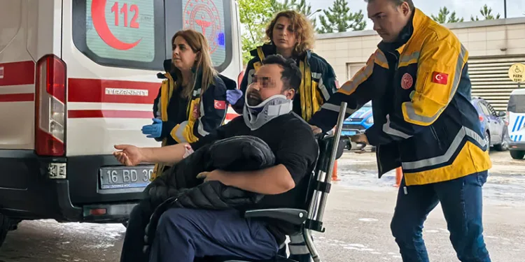 İnegöl’de yağışta kayan otomobil kamyona çarptı: 1 yaralı
