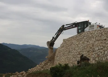 Dağyenice’de 3 bin 800 metrekarelik kaçak duvar yıkıldı