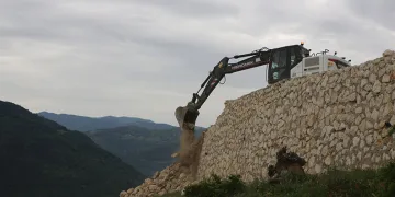 Dağyenice’de 3 bin 800 metrekarelik kaçak duvar yıkıldı