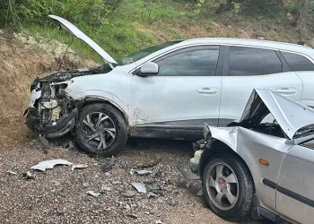 Bursa’da otomobille cip kafa kafaya çarpıştı: 3 yaralı