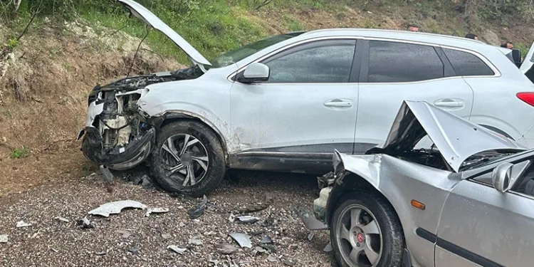 Bursa’da otomobille cip kafa kafaya çarpıştı: 3 yaralı