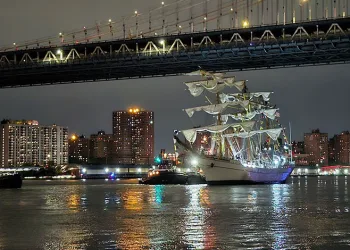 Donanma gemisi Brooklyn Köprüsü’ne çarptı