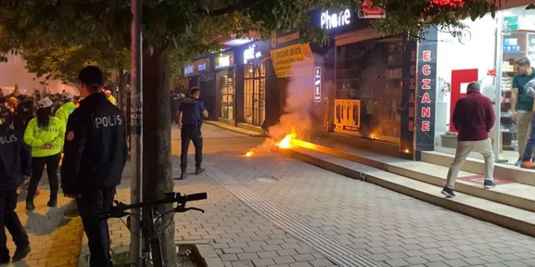 Fenerbahçeliler Derneği’ne meşale atan taraftar gözaltına alındı