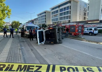 Bursa’da polis aracı takla attı: 2’si polis 4 yaralı