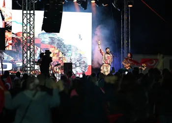 Gündüz yarışma, gece konser