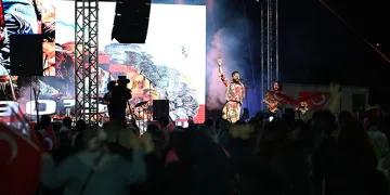 Gündüz yarışma, gece konser